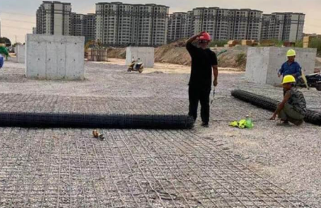 新县土工格栅铺设前地基要怎么处理？