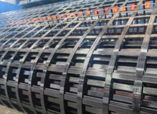 新县钢塑土工格栅：基建“隐形脊梁”的绿色智造与长寿命进化论